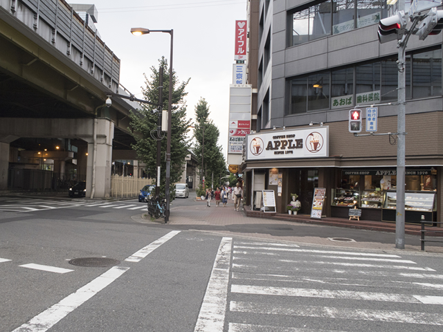 ②右手道路をわたり御堂筋線と並行し新大阪方面（北）へ1分ほど歩きます。