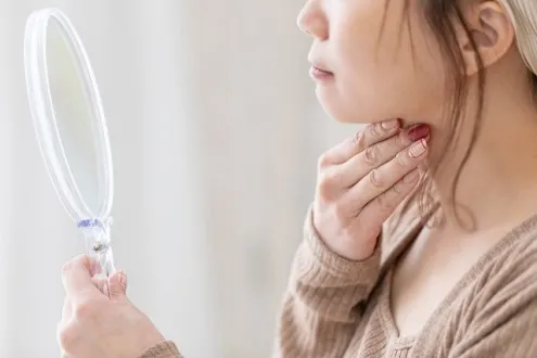 顎を気にしている女性
