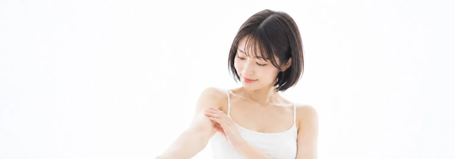 腕の肌の状態を確かめる女性